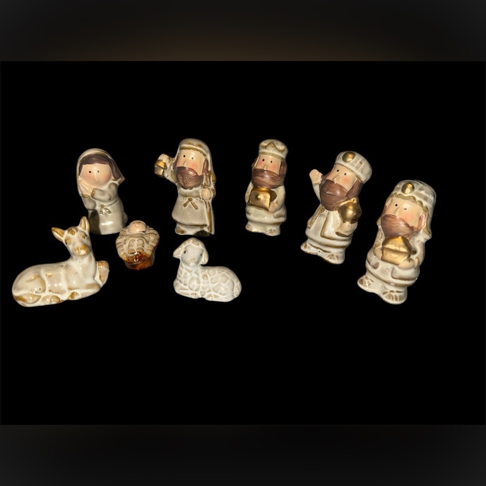 New Small 8 Piece Porcelain Nativity Set Hand Painted - Picture 2 of 4